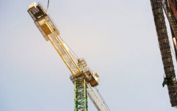Why Commercial Builders Prefer Crane Hire Over Ownership
